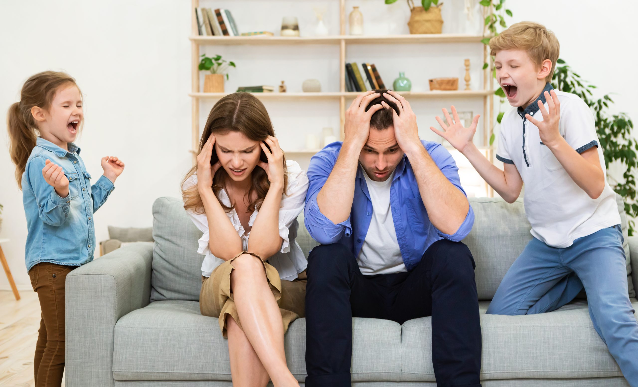 parents fatigué et enfant qui crient